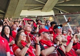 Aficionados del Mirandés en El Sardinero.