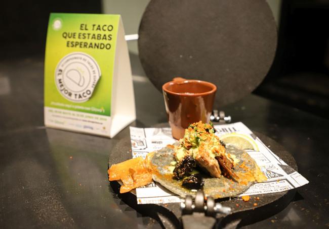 El taco de La Quinta del Monje, 'Suadero de buey y su tequilazo' junto al cartel del concurso