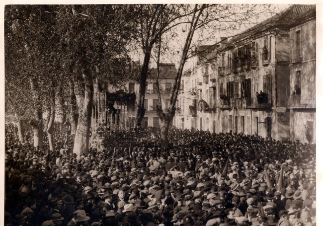 Una multitud aguarda a la Virgen de la Esperanza en el desaparecido Pasillo de Santo Domingo