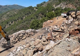 Trabajos de reconstrucción del viaducto dañado, en Benahavís.