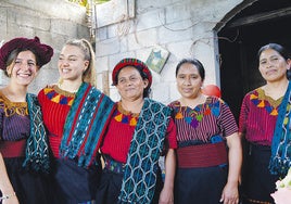 Inmersión. Los viajes de 'no-voluntariado' que propone Mujeres de la Luna incluyen experiencias diseñadas por la comunidad local.