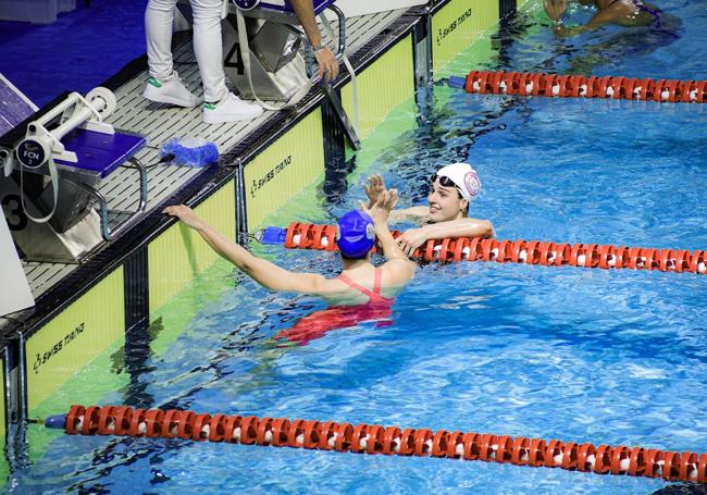 La donostiarra Maider Redin saluda a una contrincante tras una prueba.