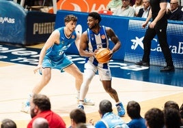 Xavier Johnson, ayer en Magariños defendido por Alderete.