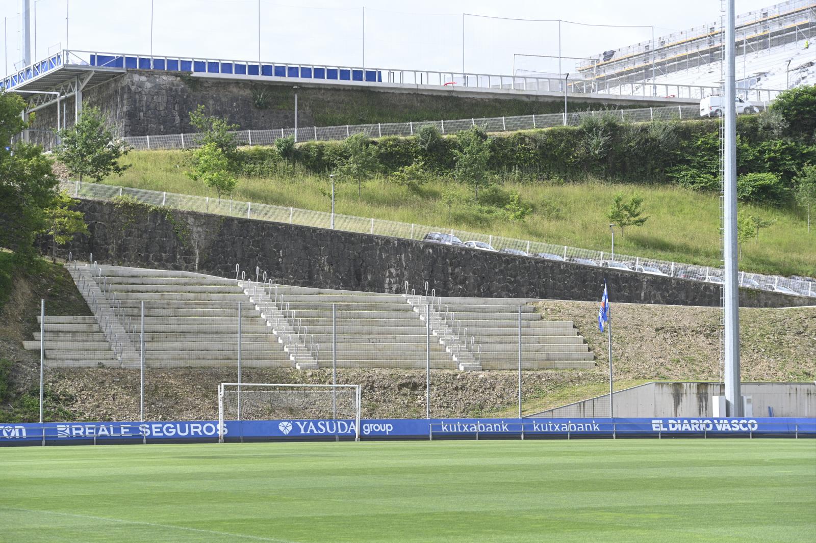 El graderío de hormigón construido en el fondo más alejado de la carretera de acceso