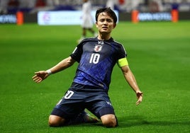 Take Kubo celebra de rodillas y con el brazalete de su capitán su gol con Japón