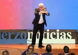 Leo Harlem, premio Berciano Universal en la gala del X aniversario de Elbierzonoticias