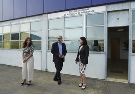 El alcalde de Ponferrada junto a la concejala de Interculturalidad (I) y personal de la Oficina del Inmigrante, durante su inauguración.
