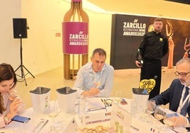 El jurado catando los vinos que se presentaron a la edición de 2025 de los premios Zarcillo