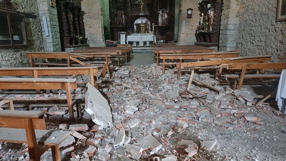 Imagen de los escombros caídos al desplomarse la cubierta de la iglesia parroquial de Arganza.