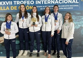 Las integrantes del relevo femenino, que se proclamó campeón de España.