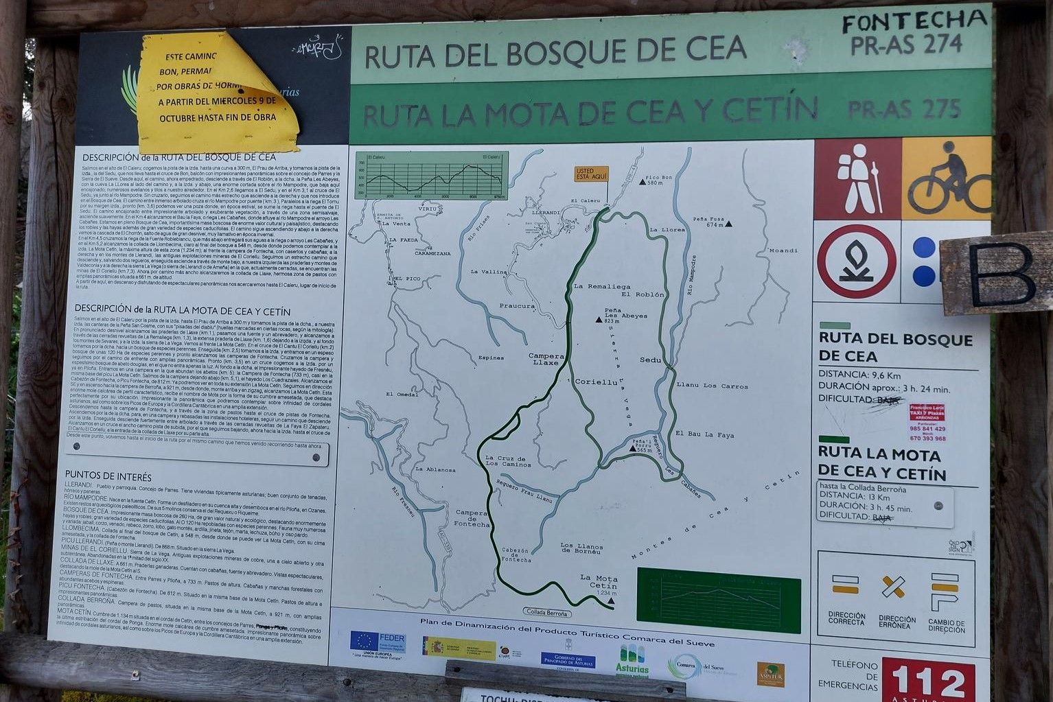Panel con indicaciones de la ruta en Llerandi (Parres).