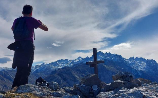 Vistas hacia el macizo occidental de los Picos de Europa desde la cumbre del Priniellu