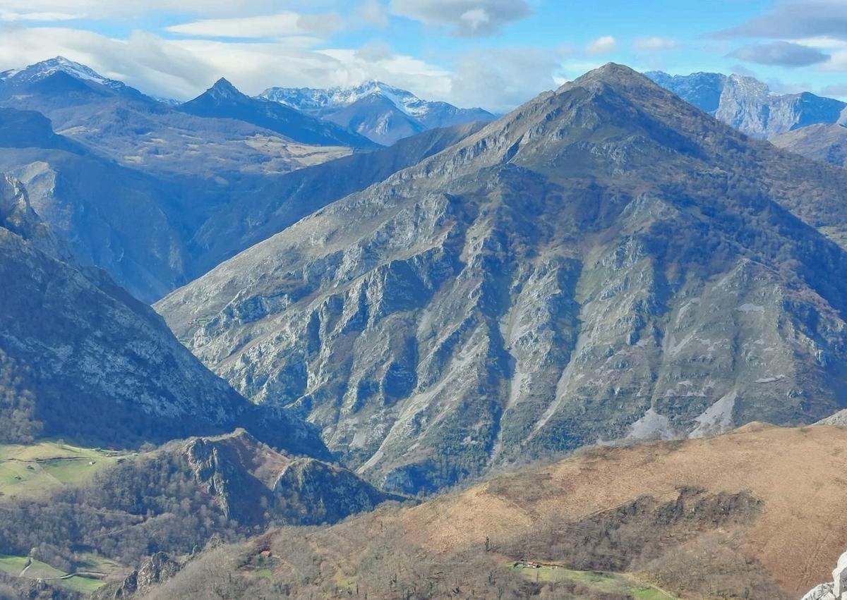 Imagen secundaria 1 - La perla de esta ruta no es sólo la cumbre del pico Priniellu: las majadas, las cumbres vecinas y las laderas salvajes del lugar también adornan la caminata 