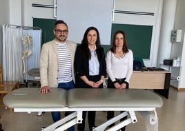David Lastra, fisioterapeuta de la Fundación Hospital de Jove, y Cruz Sousa y Nélida Conejo, profesoras de la Universidad de Oviedo, son los autores del estudio junto con Gustavo Rodríguez, profesor de la Universidad de Vigo.