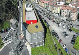 El actual centro TIC en El Entrego, con el aparcamiento donde se espera realizar la ampliación.