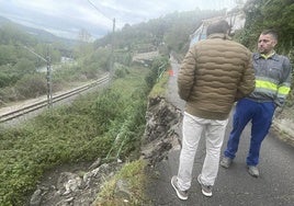 Un vecino de la zona habla con el conductor del camión, junto al argayo, minutos después del desprendimiento.