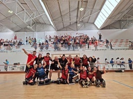 La plantilla del Telecable celebra el título con su afición al fondo.