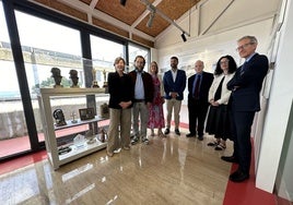 La actriz Fiorella Faltoyano; el cineasta Sergio G. Sánchez; la hija de Gil Parrondo, Inmaculada Parrondo; el alcalde de Valdés, Óscar Pérez; el presidente de la Academia de Artes Cinematográficas de España, Fernando Méndez-Leite; la consejera de Cultura, Vanessa Gutiérrez; y el catedrático de Historia del Arte Vidal de la Madrid.