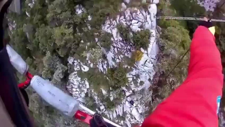 Operación con grúa para rescatar a una gijonesa en Cantabria