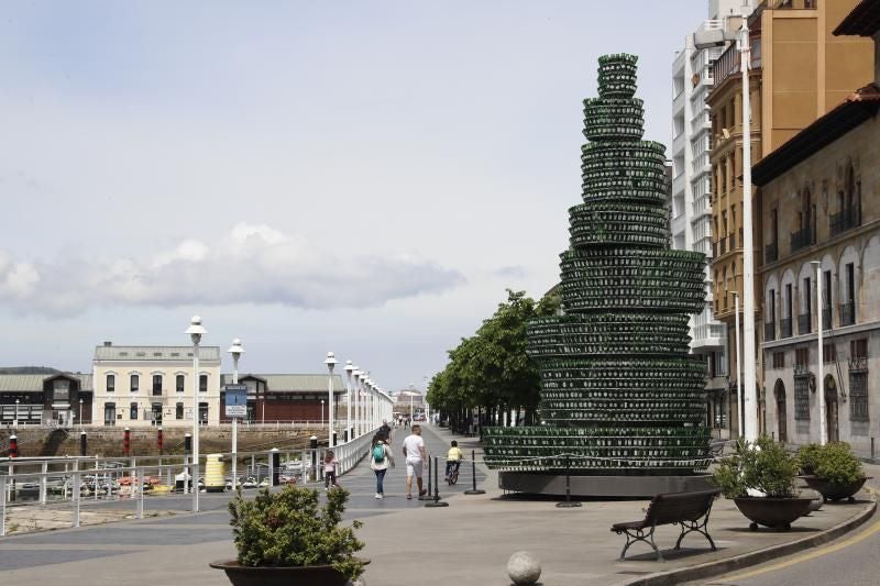 Dos detenidos tras utilizar las botellas del Árbol de la Sidra de Gijón como arma arrojadiza