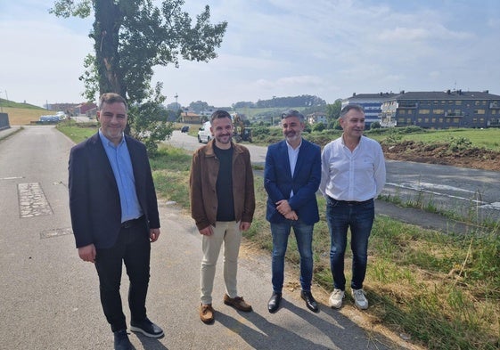 Olmo Ron, Jorge García, Alejandro Calvo y Jorge Suárez, en la zona de obras para mejorar los accesos a Luanco.