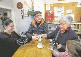 Renovación. Sheila Basto tuvo que poner hace dos años datáfono en el hogar del jubilado de Gatika, aunque mucha gente prefiere pagar con efectivo.