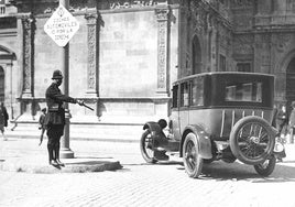 Tráfico en los años 20: un policía sevillano indica a un automovilista que debe circular por la derecha.