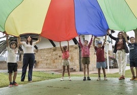 Un grupo de niños disfruta de una día de colonias.
