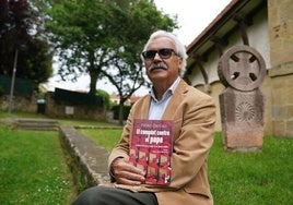 Pedro Ontoso, con un ejemplar de su nuevo libro, 'El complot contra el Papa'.