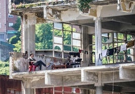 Los pabellones abandonados de Zorrozaurre acogen a decenas de personas.