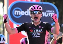 Kooij celebra con rabia su triunfo en la meta de Roma.