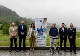 De izquierda a derecha, Carlos Roca, gerente de Meaztegi; Carlos Alzaga, Diputado Foral de Infraestructuras y Desarrollo Territorial; Leixuri Arrizabalaga, Diputada Foral de Euskera, Cultura y Deporte; Jaime Lafita, presidente y fundador de DalecandELA; Ander Martínez, Presidente de PGAe; y Javier Saiz, presidente de la Federación Vasca de Golf.