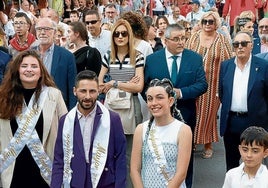 Los sanjuaneros encabezaron el paseíllo desde la Cofradía hasta el Ayuntamiento.