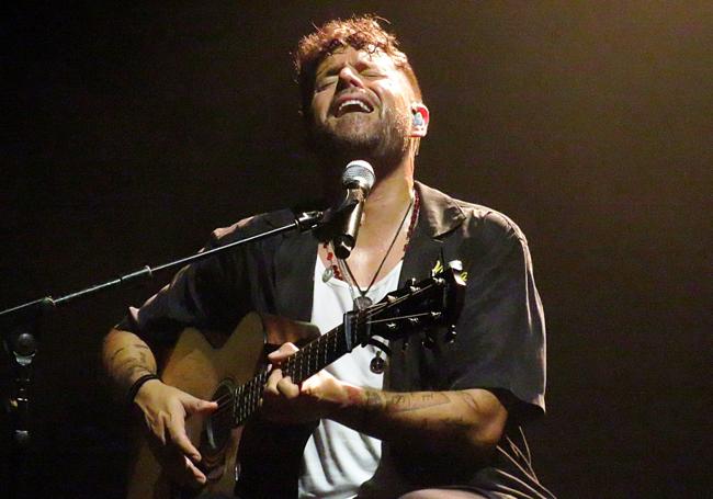 Pablo con la guitarra acústica.