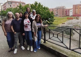 Varios representantes del AFA con el solar al fondo, ocupado desde hace meses por maquinaria y material de la obra de Los Fueros.