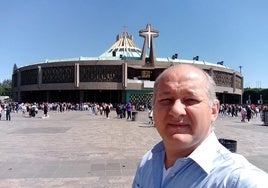 Fray Martín Luengo Cid ante la basílica de Guadalupe en Ciudad de México.