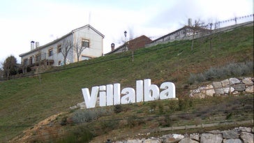 Desde una ladera, las letras con el nombre de la localidad dan la bienvenida.