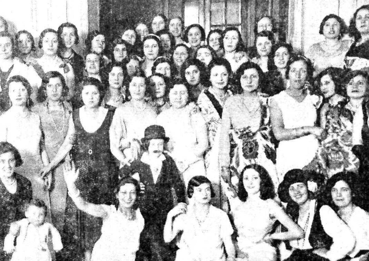 Imagen secundaria 1 - Arriba, Manolita Serrano, en el centro, elegida Miss Círculo Vallisoletano en septiembre de 1934. Abajo, asistentes a una fiesta organizada por la asociación en 1933 y premiadas en una verbena del Círculo.