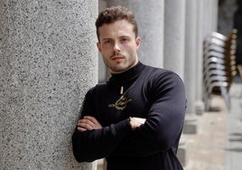 Eduardo Llorente, natural de Medina del Campo y Míster Internacional Valladolid, posa en la Plaza Mayor de la ciudad.