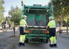 Un camión de basura recoge residuos en la zona de Las Moreras.