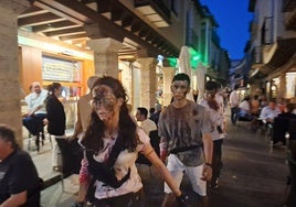 Los zombis irrumpieron con terrorífico impacto entre las mesas de las terrazas de la calle Mayor