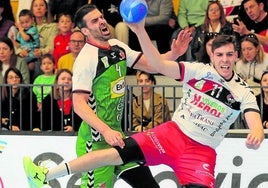 Mario Nevado se dispone a lanzar tras superar a un rival en un partido de esta temporada.