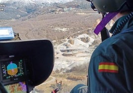La Guardia Civil, en el helicóptero, durante el rescate.