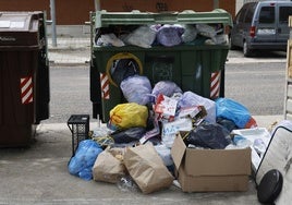 Aspecto de contenedores en el barrio del Cristo, la semana pasada.