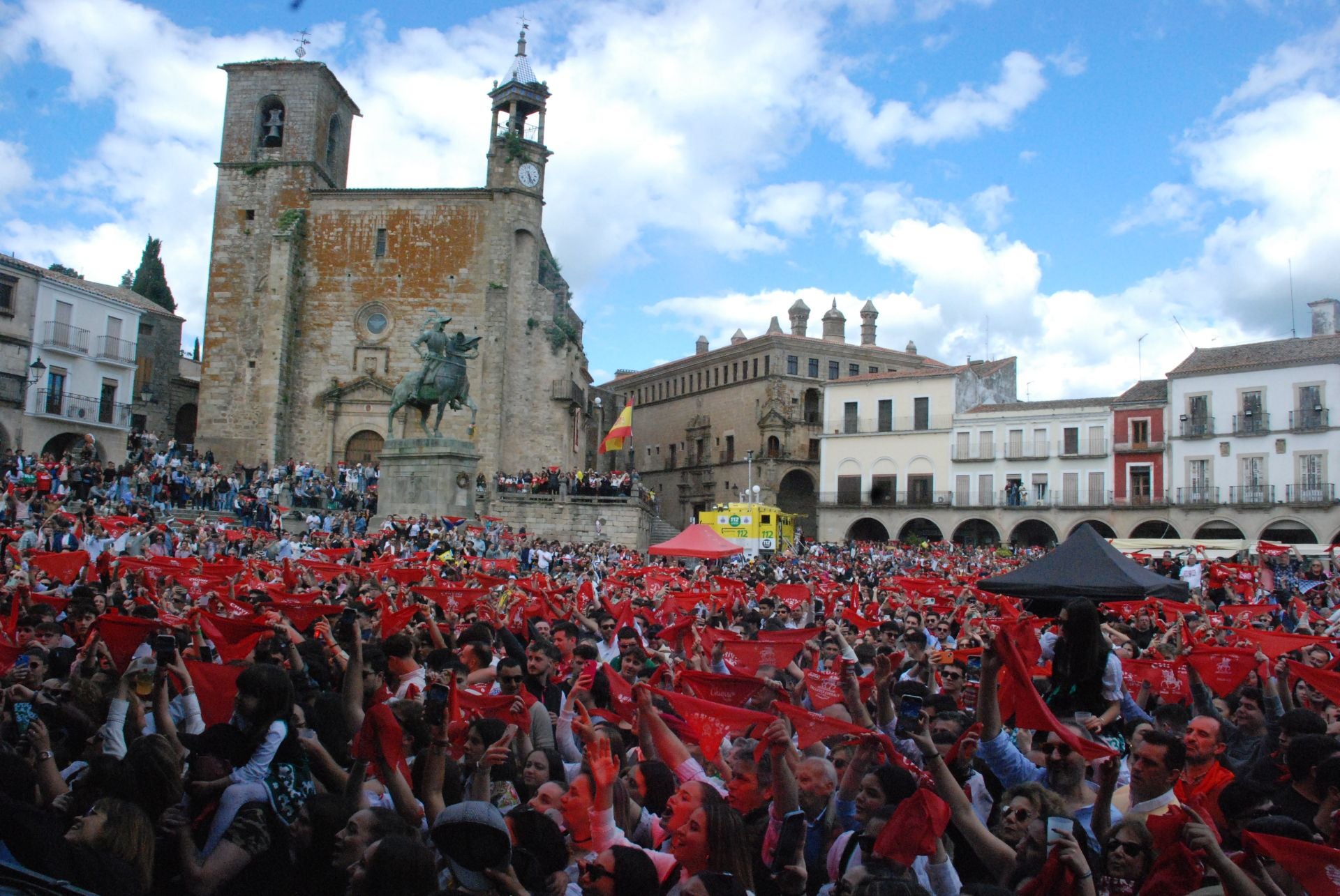 Miles de personas en el Chíviri