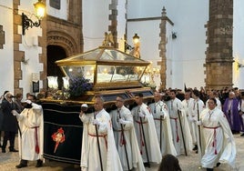 Paso del Santo Entierro el viernes tras salir de la iglesia de San Juan.