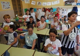Alumnos de un centro extremeño combaten el calor con sprays en una imagen de archivo.