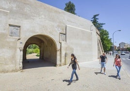 Puerta de Trinidad, desde donde partirá el sábado la ruta ciclista y cultural por la muralla de Badajoz.