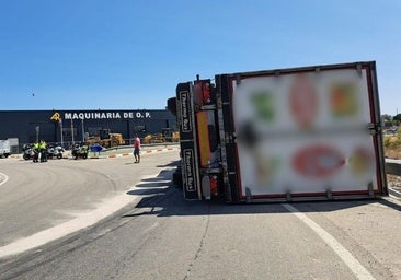 Un camión vuelca en Navalmoral y derrama combustible en la N-5