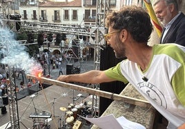 Brea, en el momento de encender el chupinazo en la Plaza Mayor.